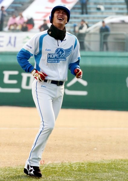 SK 김광현의 수술 여부가 10일 가려질 전망이다. SK는 김광현을 미국 시카고까지 보내 정밀검진을 시켰다. 스포츠동아DB