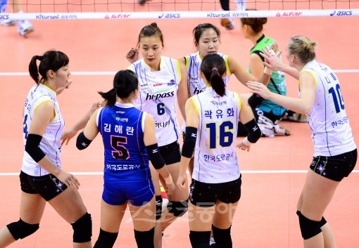 9일 오후 구미 박정희체육관에서 열린 프로배구 2012-2013 V리그 GS칼텍스와 도로공사의 여자부 경기에서 도로공사 선수들이 1세트 승리를 따낸 후 기쁨을 나누고 있다.
구미｜박화용 기자 inphoto@donga.com 트위터 @seven7sola
