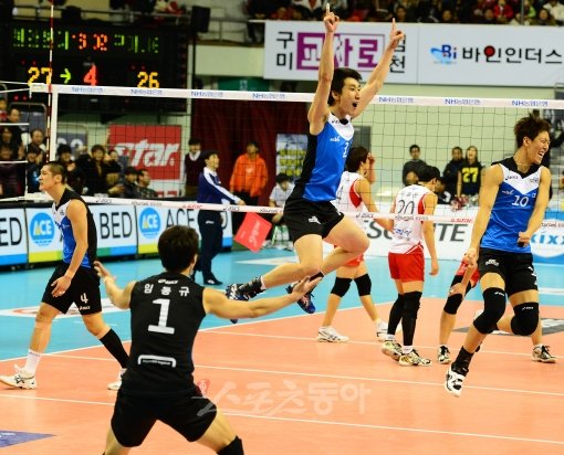 현대캐피탈 선수들이 9일 열린 LIG손해보험과 경기에서 4세트 8점차의 역전극을 완성한 뒤 크게 환호하고 있다. 구미｜박화용 기자 inphoto@donga.com 트위터 @seven7sola