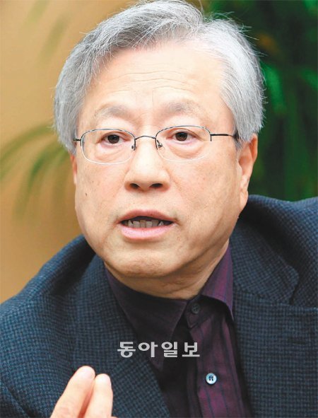 이석채 KT 회장은 67세의 나이에도 여전히 꿈을 꾸고 있었다. 그는 “스마트 혁명을 통해 가상재화 시장이라는 신성장 동력을 창출하고 젊은이들이 여기서 활발하게 창업할 수 있도록 하겠다”고 KT의 비전을 밝혔다. 김경제 기자 kjk5873@donga.com