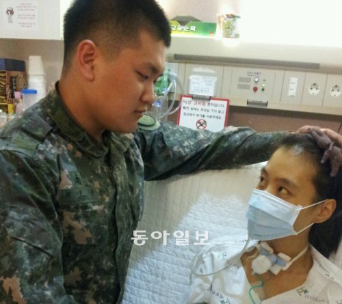 육군 28사단 돌풍연대 병기담당관 최호수 하사(왼쪽)와 아내 박은정 씨. 육군 제공