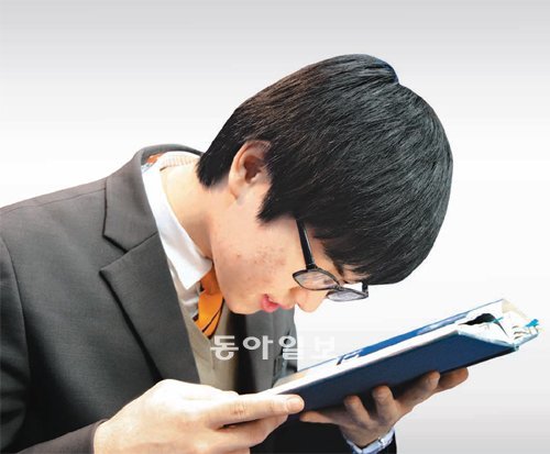 서울 대일외고 일본어과 1학년 이준석 군은 선천적 저시력증으로 교정시력이 0.125에 불과하지만 11월 전국연합학력평가에서 전국 0.7% 성적을 받았다. 이성은 기자 sunmin112@donga.com