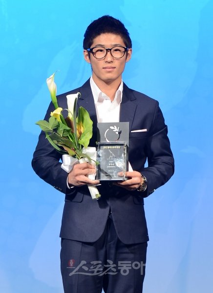 특별상 양학선 2012동아스포츠대상에서 특별상을 수상한 양학선(한체대)이 기념촬영을 하고 있다. 김민성 기자 marineboy@donga.com 트위터@bluemarine007