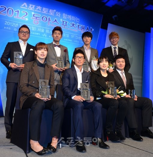 동아일보와 스포츠동아가 주최해 프로야구, 프로축구, 프로농구(남녀), 프로배구(남녀), 프로골프(남녀) 등 국내 5대 프로스포츠 종목별로 올 한 해를 빛낸 최고의 선수를 선정하는 ‘스포츠토토와 함께하는 2012 동아스포츠대상’이 10일 서울 소공동 웨스틴조선호텔에서 열렸다. 수상자(왼쪽 위부터 시계방향으로 프로골프 김대섭, 프로축구 하대성, 프로배구 곽승석, 프로농구 오세근, 프로야구 박병호, 프로배구 김해란, 특별상 양학선, 여자프로농구 대리수상 이경은)들이 기념촬영을 하고 있다. 김종원기자 won@donga.com 트위터 @beanjjun