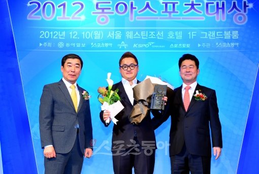 남자 프로골프 올해의 선수상 김대섭 남자골프 올해의 선수로 선정된 김대섭(가운데)이 한국프로골프협회 황성하 회장(오른쪽), 시상자인 프로골퍼 최상호 씨와 포즈를 취하고 있다. 박화용 기자 inphoto@donga.com 트위터 @seven7sola