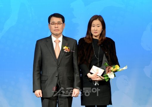 여자 프로골프 올해의 선수상 김하늘 여자골프 올해의 선수로 선정된 김하늘을 대신해 에이전트 리한스포츠의 이한나 이사(오른쪽)가 대리 수상한 뒤 KLPGA 구자용 회장과 기념촬영하고 있다. 김민성 기자 marineboy@donga.com 트위터 @bluemarine007