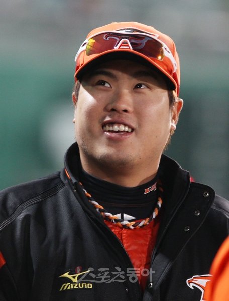 LA 다저스와 계약을 위해 미국으로 건너간 류현진이 지난달 19일(한국시간) 미국프로농구(NBA) LA 레이커스의 홈경기를 지켜보다 싸이의 ‘강남스타일’이 흘러나오자 환하게 웃고 있다. 그러나 계약협상은 사진 속 여유로운 모습과는 정반대로 초를 다툴 만큼 급박하게 돌아갔다. 스포츠동아DB