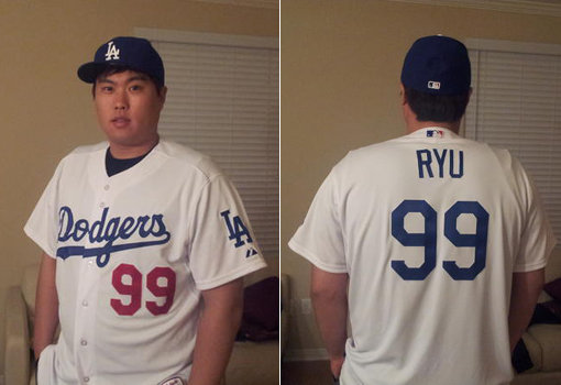 류현진은 LA 다저스와의 계약이 극적으로 끝난 후 구단이 미리 선물했던 유니폼을 입고 직접 사진을 찍으며 기쁨을 표현했다. 익숙한 등번호 ‘99’는 메이저리그에서도 그대로다. 사진｜류현진 트위터