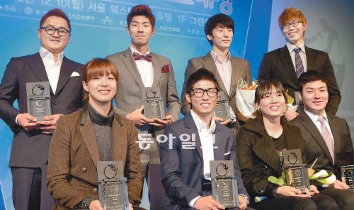 “동료들이 직접 뽑아줘서 더 행복해요.” 2012 동아스포츠대상 수상자들이 트로피를 들고 기쁨을 나누고 있다. 뒷줄 왼쪽부터 시계 방향으로 남자 프로골프 김대섭(아리지CC), 프로축구 하대성(서울), 남자 프로배구 곽승석(대한항공), 남자 프로농구 오세근(인삼공사), 프로야구 박병호(넥센), 여자 프로배구 김해란(도로공사), 특별상 수상자 양학선(한국체대), 부상 중인 여자 프로농구 신정자의 대리 수상자인 팀 동료 이경은(KDB생명). 박화용 스포츠동아 기자 inphoto@donga.com
