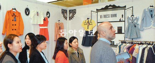 지난달 28일 미국 뉴욕 맨해튼에서 열린 한국 섬유패션 전시장에서 외국 바이어가 계명대 학생들이 선보인 의류를 살펴보고 있다. 계명대 제공