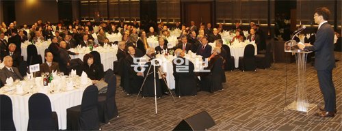 10일 동우회 회원 400여 명이 모인 가운데 서울 종로구 세종문화회관 세종홀에서 열린 ‘2012 동우 송년의 밤’ 행사에서 김재호 동아일보 사장 겸 채널A 회장이 축사를 하고 있다. 홍진환 기자 jean@donga.com