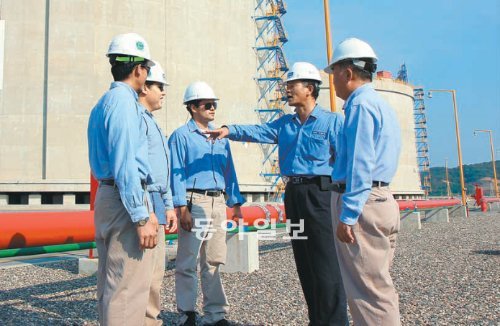 지난달 26일(현지 시간) 멕시코 만사니요 시 액화천연가스(LNG) 터미널에서 한국가스공사와 삼성엔지니어링 관계자가 현지 
근로자들과 얘기를 나누고 있다. 이 터미널은 한국수출입은행이 4억9000만 달러 규모의 금융지원을 했다. 만사니요=김상운 기자 
sukim@donga.com