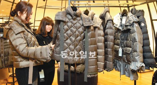 고가의 일부 명품 패딩이 없어서 못 팔 정도로 인기를 얻고 있다. 신세계백화점 ‘몽클레르’ 매장. 사진 속 제품들의 가격은 200만 원대다. 전영한 기자 scoopjyh@donga.com