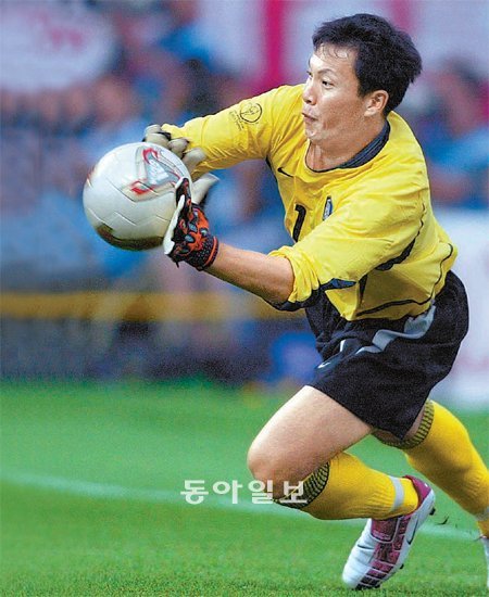 ‘이때의 감동을 기억하시나요.’ 2002년 6월 22일 광주월드컵경기장에서 열린 한국과 스페인의 한일 월드컵 8강전. 이운재가 연장까지 0-0으로 비긴 뒤 돌입한 승부차기에서 스페인의 네 번째 키커 호아킨 산체스의 슈팅을 막아내고 있다. 한국은 그의 선방에 힘입어 스페인을 승부차기에서 5-3으로 꺾고 아시아 국가로선 처음으로 ‘월드컵 4강 신화’를 썼다. 10년 전 국민을 열광케 한 ‘영웅’ 이운재가 11일 은퇴를 선언했다. 동아일보DB