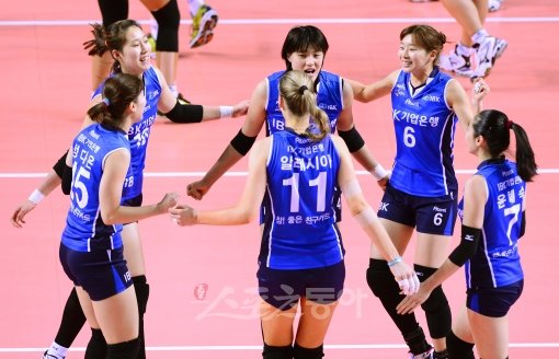 기업은행 선수들이 12일 화성실내체육관에서 열린 도로공사와 경기에서 득점을 올린 뒤 함께 모여 기쁨을 나누고 있다. 화성｜박화용 기자 inphoto@donga.com 트위터 @seven7sola