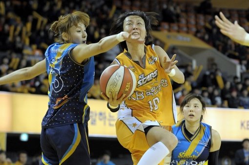 신한은행 김단비(왼쪽)가 12일 열린 KB국민은행과의 경기 도중 레이업슛을 시도하는 변연하를 블로킹하기 위해 오른손을 뻗고 있다. 사진제공｜WKBL