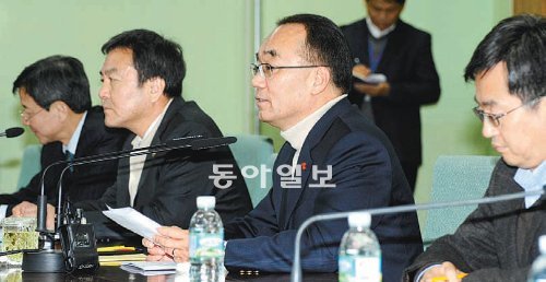 12일 오후 정부과천청사에서 박재완 기획재정부 장관(왼쪽에서 세 번째)이 북한의 장거리 로켓 발사가 한국 경제에 미칠 영향 등을 파악하기 위해 소집된 ‘긴급 경제상황 점검회의’를 주재하고 있다. 기획재정부 제공