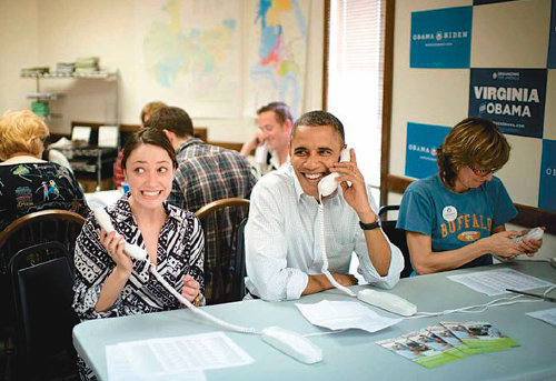 2012년 미국 대통령선거 때 전화로 지지를 호소하고 있는 버락 오바마(가운데) 미국 대통령. 사진 출처 버락 오바마 대통령 페이스북