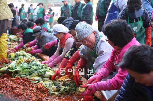 올해 4년째인 충남 마곡사의 김장김치 나눔 템플스테이. 마곡사는 템플스테이 참가자들과 함께 키운 배추 1만여 포기로 김장김치를 만들어 지역 소외계층에 나눠주고 있다. 마곡사 제공