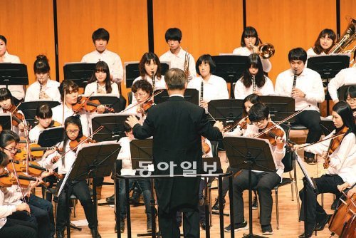 다문화가정 가족들로 이뤄진 다문화 M오케스트라가 14일 오후 7시 반 광주문화예술회관 대극장에서 창단공연을 갖는다. 다문화 M오케스트라 제공