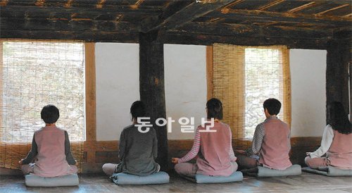 “눈을 감고 배가 나오고 들어가는 것에만 집중해 보시게.” 스님의 주문에 따라 명상을 하는 시간. 아무 생각도 말고 오로지 숨 쉬는 것에만 집중하면 머리가 맑아진다는데…. 쉽지는 않았다. 작은 소리 하나에도 자꾸만 눈을 뜨고 싶었다. 선암사 제공