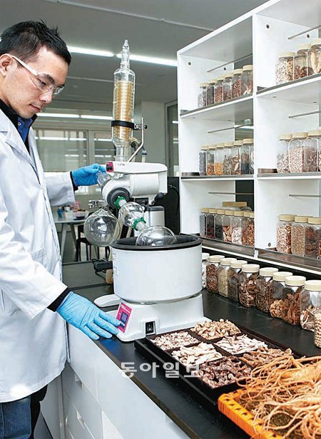 아모레퍼시픽 기술연구원에서 연구원이 화장품 개발을 위해 한방 원료에서 성분을 추출하는 실험을 하고 있다. 이 회사는 외부 연구기관과 활발하게 협력해 연구개발(R&D) 역량을 높이고 있다. 아모레퍼시픽 제공