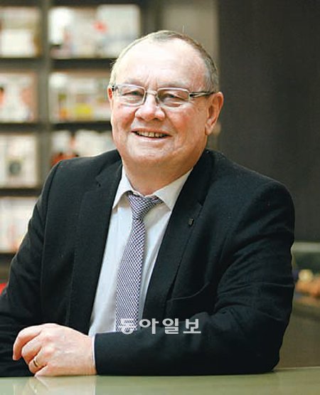 프랑스 패션그룹 보마누아르의 창업주인 보마누아르 회장은 “글로벌 경기불황으로 패션 산업이 어려움을 겪고 있지만 여성들이 부담 없이 접근할 수 있는 유럽식 고품격 패션으로 극복하겠다”고 말했다. GS샵 제공