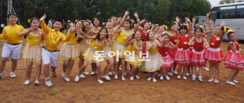 12일 베트남 꽝남 성 땀끼 시에서 열린 국제연꽃마을 한글학당 기공식에 초대된 땀끼 시 초등학생 공연단원들. 이날 기공식에서는 한국과 베트남 양국의 문화를 보여주는 축하공연이 이어졌다. 꽝남=이지은 기자 smiley@donga.com