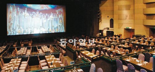 996㎡ 면적에 최대 1200명을 수용하는 워커힐씨어터는 식사하면서 공연 관람을 할 수 있는 국내 최대 공연장이었다. 쉐라톤 그랜드 워커힐 호텔 제공