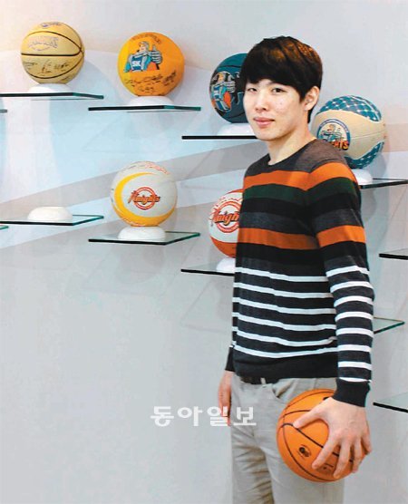 올해 신인 드래프트에서 전체 2순위로 SK에 지명된 최부경은 시즌을 3분의 1가량 치른 요즘 신인왕 후보 1순위로 꼽힌다. 경기 용인시 SK나이츠 숙소 휴게실에서 농구공을 배경으로 포즈를 취한 최부경. 용인=이종석 기자 wing@donga.com