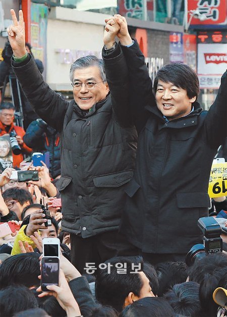 안철수와 함께 민주통합당 문재인 대선후보(왼쪽)와 안철수 전 후보가 13일 대전 중구 은행동 으능정이 문화거리에서 공동유세를 하던 중 양팔을 들어 지지자들의 환호에 답하고 있다. 대전=양회성 기자 yohan@donga.com