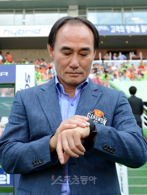 강원 김학범 감독.