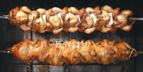 1960년 문을 연 서울 명동 ‘영양센타’ 본점에서 통닭을 굽는 모습. 노릇한 껍질이 무척 먹음직스럽다. 박경모 전문기자 momo@dona.com
