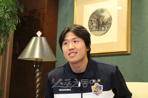 울산 미드필더 이호는 2012 FIFA클럽월드컵을 끝으로 민간인 신분을 잠시 잊게 됐다. 17일 상무 입대를 앞둔 그는 가족과 함께 일본에서 짧은 휴가를 보냈다. 스포츠동아DB