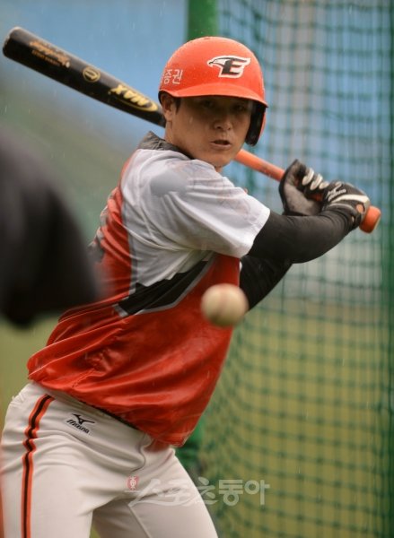 한화 이대수는 지난해 유격수 부문 골든글러브를 차지하며 ‘섬소년의 꿈’을 이뤘다. 기록상으로는 올 시즌이 지난 시즌에 비해 다소 부족하지만, 그는 “멘탈이 더 강해졌다”며 내년을 기약하고 있다. 스포츠동아DB