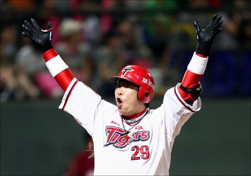 선동열 감독의 요청으로 군입대를 1년 미룬 KIA 나지완은 2013시즌 홈런왕이 되겠다는 야심 찬 포부를 밝혔다. 이를 위해 그는 요즘도 등산과 웨이트트레이닝으로 체력을 다지고 있다. 스포츠동아DB