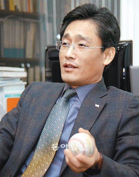 프로야구를 총괄하는 한국야구위원회(KBO) 양해영 사무총장은 왼손잡이다. 틈만 나면야구공을 잡고 어린 시절부터 즐겼던 야구를 추억한다. 구본능 총재와 함께 각 구단 관계자를 설득해 프로야구 제10구단 창단 승인을 이끌어낸 주역인 그는 “야구로 모든 이들이 행복해지는 세상을 꿈꾼다”고 했다. 한국야구위원회 제공