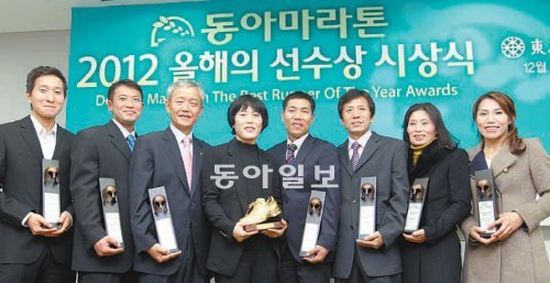 2012년 동아마라톤 올해의 선수에 선정된 수상자들이 트로피를 들고 활짝 웃고 있다. 왼쪽부터 이한민 김승환 김진호 이정숙 최창호 손호석 강성자 문선미 씨. 김미옥 기자 salt@donga.com