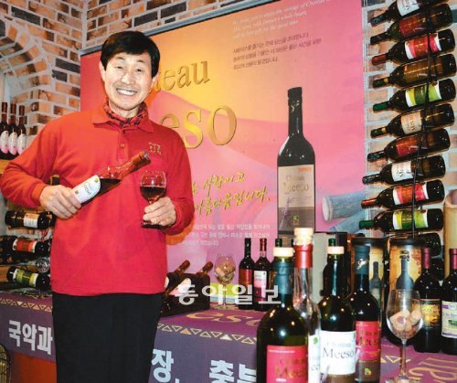 전국 유일의 포도와인산업특구인 충북 영동군에는 농가형 와이너리 44곳이 있다. 와이너리마다 특유의 제조법을 연구 개발해 ‘44색(色)’의 와인향이 무르익고 있다. 샤토미소 와인을 생산하는 ‘도란원’의 안남락 대표가 직접 만든 와인을 자랑하고 있다. 영동=장기우 기자 straw825@donga.com