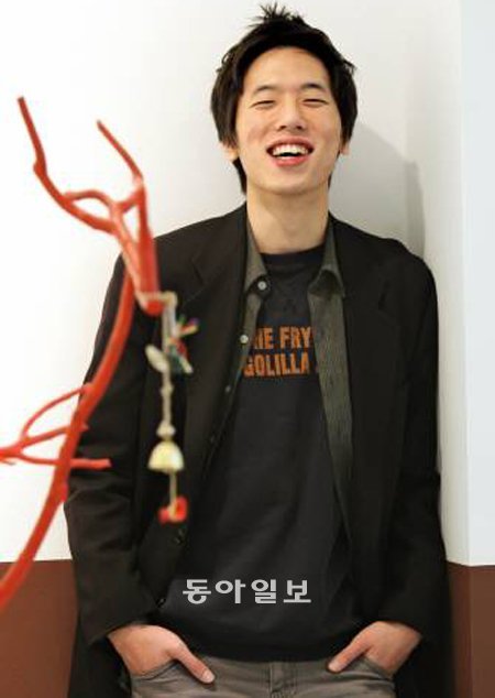 ‘기자가 등단하면 이름을 바꿔야 하냐’고 같은 이름을 쓰는 황인찬 시인에게 물었더니 그는 “그러는 게 좋겠다”고 답했다. “이름이 같으면 청탁 전화가 잘못 가는 등 혼란이 생기는 경우가 종종 있거든요.” 김미옥 기자 salt@donga.com