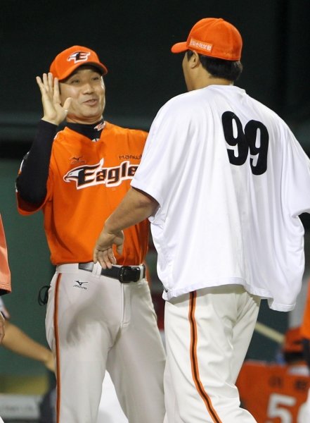 LA 다저스 류현진은 정든 스승을 다시 만나게 됐다. 한화 한용덕 코치가 내년에 다저스 산하 마이너리그 팀에서 연수를 하기로 
결정됐기 때문이다. 사진은 올 시즌 한대화 감독이 팀을 떠난 뒤 감독대행을 맡았던 한 코치(왼쪽)가 류현진을 반기고 있는 모습. 사진제공｜스포츠코리아