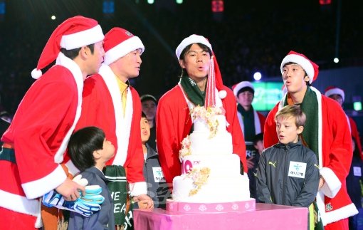 자선축구 10주년을 기념하는 케이크의 촛불을 끄고 있는 모습. 왼쪽부터 김용대, 최용수 , 홍명보, 오재석. 잠실실내체육관ㅣ박화용 기자 inphoto@donga.com 트위터 @seven7sola