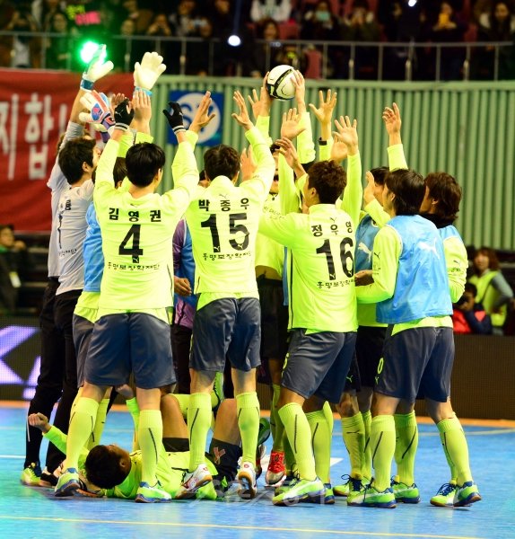 희망팀 선수들이 출산 세리머니를 하는 모습. 잠실실내체육관ㅣ박화용 기자 inphoto@donga.com 트위터 @seven7sola