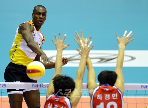 16일 열린 러시앤캐시와 대한항공의 경기에서 러시앤캐시 외국인 선수 다미가 상대 블로커를 피해 스파이크를 날리고 있다. 아산｜김민성 기자  marineboy@donga.com 트위터 @bluearine007