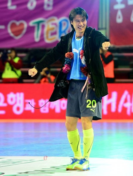 홍명보 감독이 꽃거지 세리머니를 펼치며 활짝 웃고 있다. 잠실실내체육관ㅣ박화용 기자 inphoto@donga.com 트위터 @seven7sola