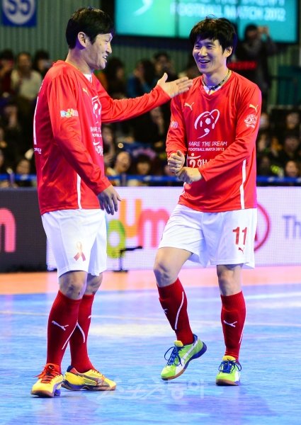 박건하 코치(오른쪽)가 득점 후 말춤 세리머니를 요청했지만 최용수 감독이 외면. 잠실실내체육관ㅣ박화용 기자 inphoto@donga.com 트위터 @seven7sola