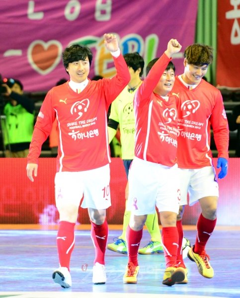홍명보장학재단이 주최하는 ‘하나은행과 함께 하는 셰어 더 드림 풋볼매치’가 16일 잠실실내체육관에서 열렸다. 홍명보 감독은 어려운
 여건 속에서도 10년 째 자선경기를 이어오고 있다. 사랑팀 안정환(왼쪽)이 골을 넣은 뒤 개그맨 이수근과 세리머니를 하고 있다.
 잠실｜박화용 기자 inphoto@donga.com 트위터@sevensola