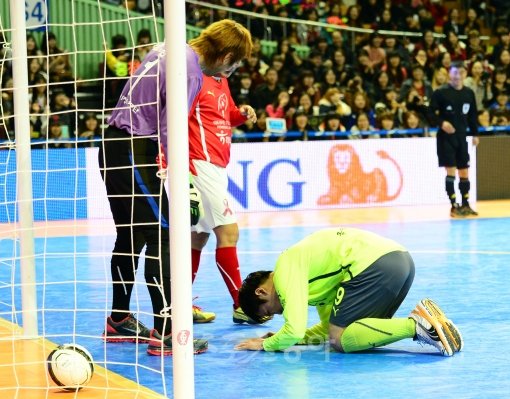 희망팀 구자명(오른쪽)이 골을 넣고 사랑팀 골키퍼 김병지에게 큰절 세리머니를 하고 있다.잠실실내체육관ㅣ박화용 기자 inphoto@donga.com 트위터 @seven7sola