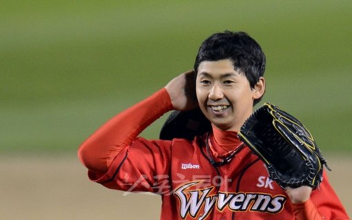 데뷔 이후 처음으로 억대 연봉을 받게 된 SK 윤희상. 억대 연봉 진입과 함께 그가 가장 먼저 떠올린 사람은 바로 어머니였다. 스포츠동아DB