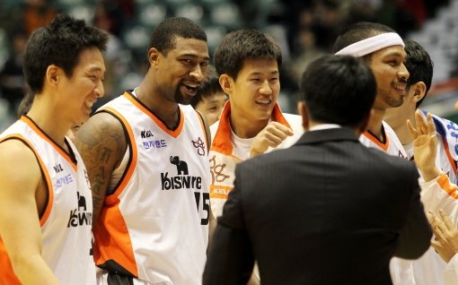 16일 오후 부산사직실내체육관에서 열린 `2012 KB 국민카드 프로농구‘ 부산 KT 소닉붐과 인천 전자랜드 엘리펀츠의 경기에서 경기 종료 직전 역전 3점슛을 성공시킨 전자랜드 포웰(왼쪽 두번째)이 경기 종료 후 유도훈 감독을 바라보고 있다. 사지제공｜KBL